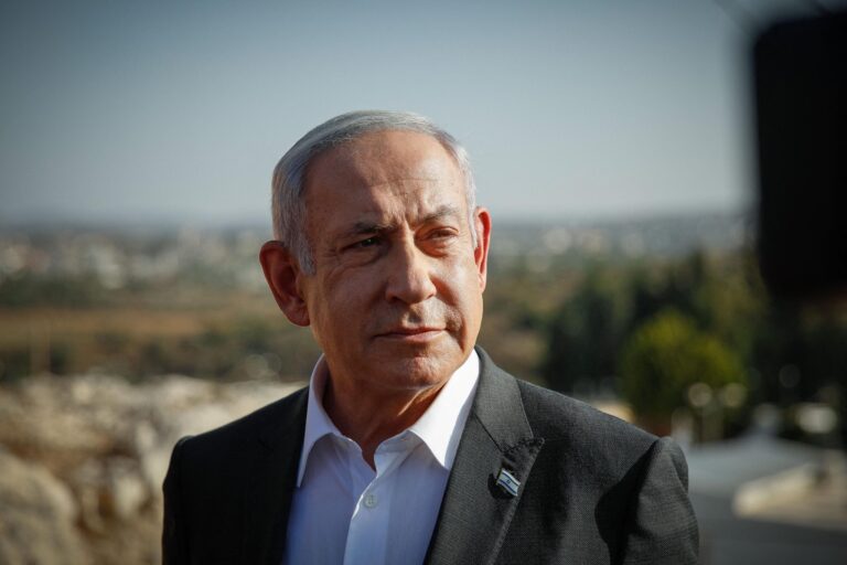 Netanyahu dissolve gabinete de guerra com progressistas que querem poupar grupo terroristas.