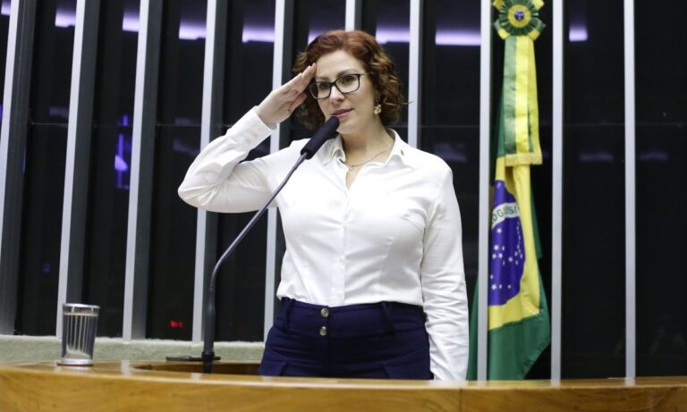 Carla Zambelli; fora do país