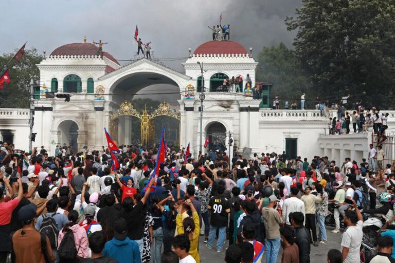 CAOS NO NEPAL: País mergulha em colapso institucional após onda de protetos.